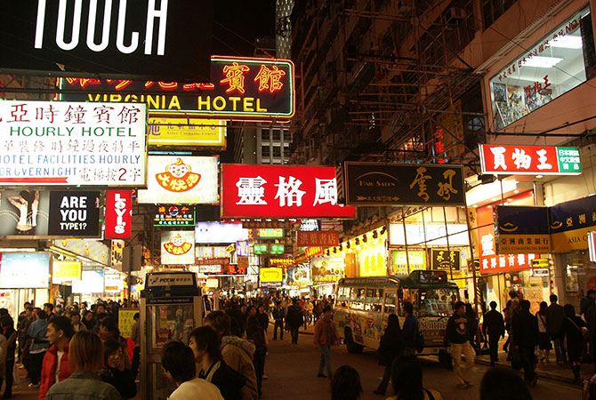 Nächtliche Geschäftsstraße in Hongkong