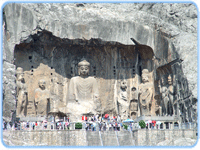 Die Longmen Grotten bei Luoyang mit buddhistischen Felsskulpturen 