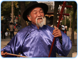 Alter Mann in Tongli spielt auf der Erhu 