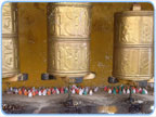 Pagodenf&ouml;rmige Figuren aus der Asche Verstorbener in einem Tempel bei Gyantse