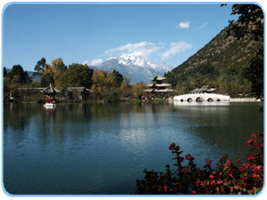 Blick zum Jadedrachen Scheeberg in Lijiang, Yunnan Blick zum Jadedrachen Scheeberg in Lijiang