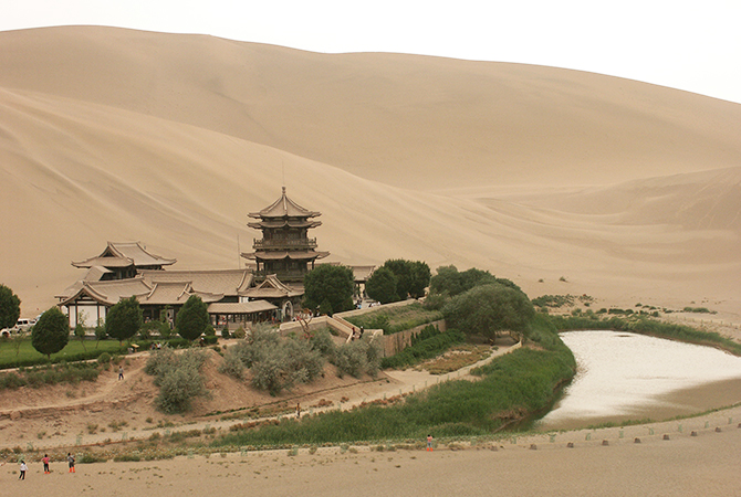 China Reisen - Dunhuang Mingsha Berg, Mondsichelquelle