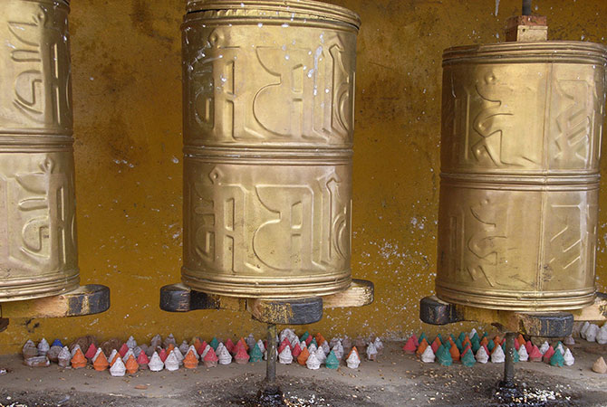 Pagodenförmige Figuren aus der Asche Verstorbener in einem Tempel bei Gyantse