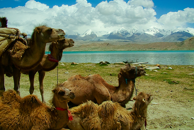 Am Karakul See in der Provinz Xinjiang