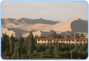 Blick auf die "Singenden  Sanddünen" am Mondsichelsee bei Dunhuang